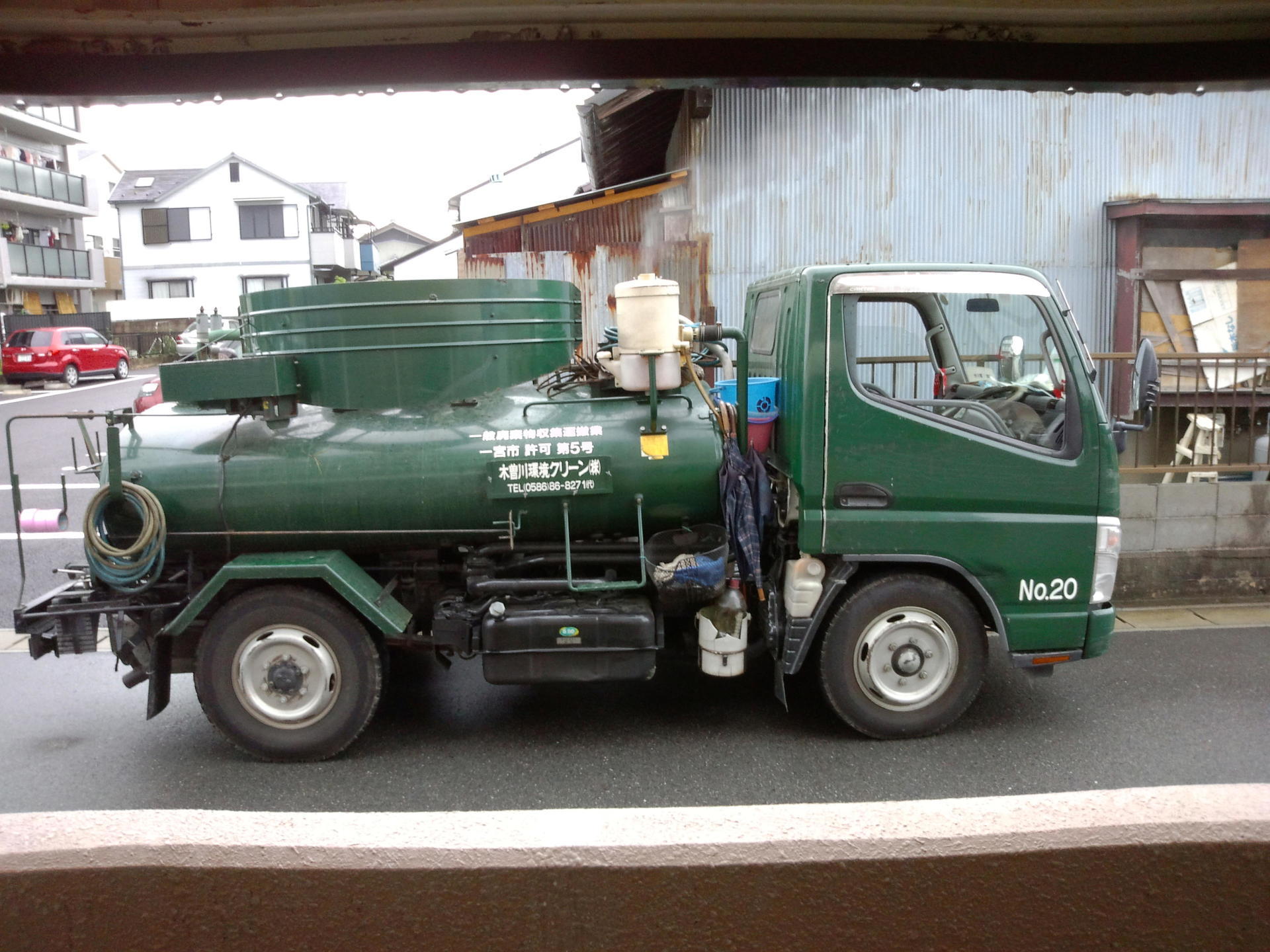 久しぶりに見たバキュームカー 非正規のつぶやき